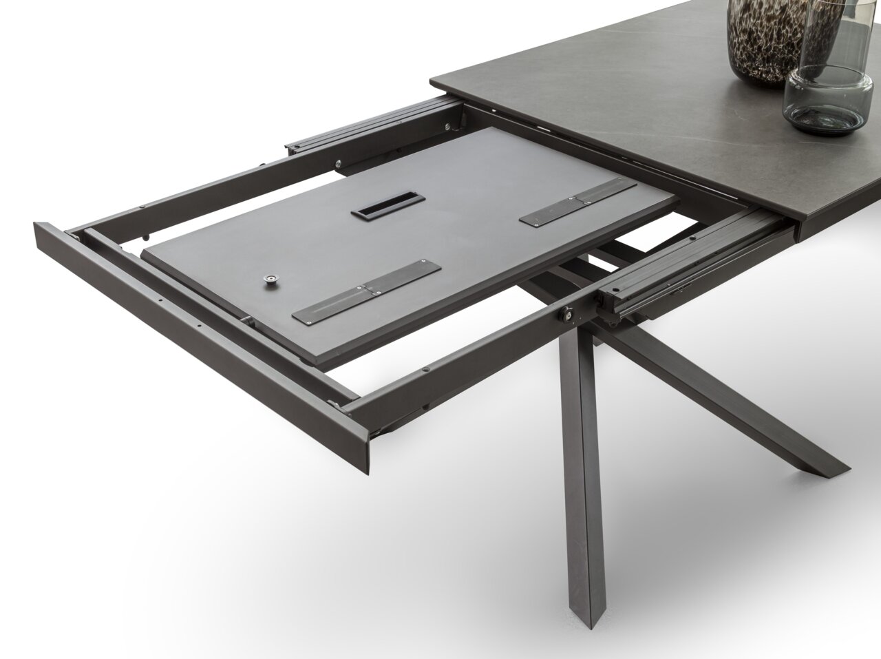 Erweiterbarer Esstisch mit ausgezogenem Verlängerungselement, seitliche Perspektive