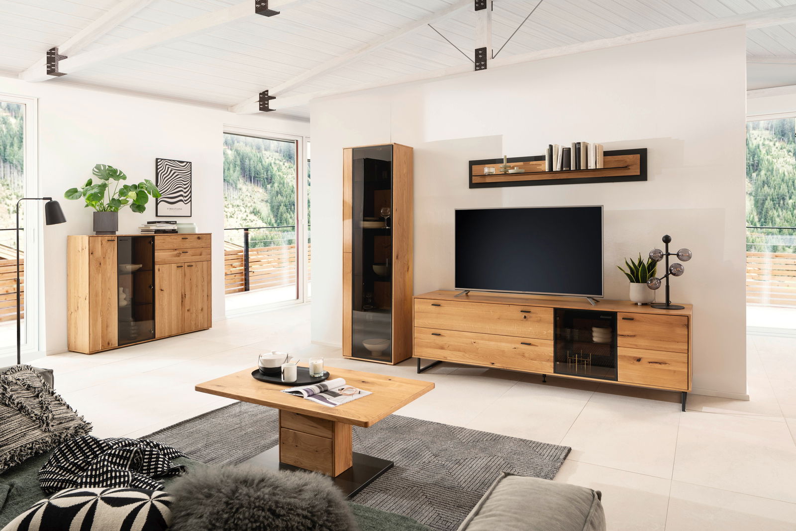 Modernes Wohnzimmer mit Wandboard aus Holz, das über einem Fernseher hängt. Perspektive von vorne.