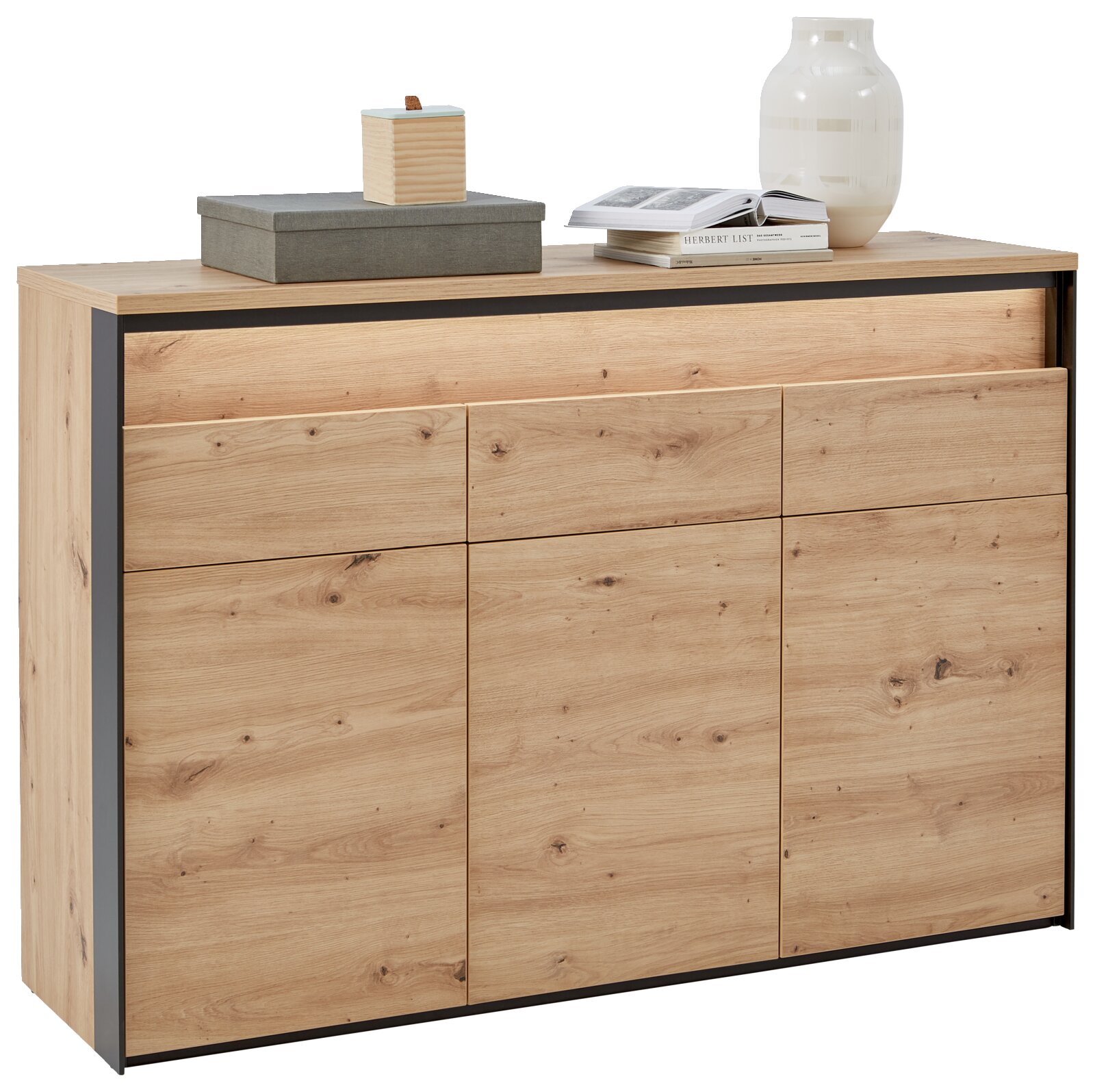 Voleo Dressoir Modernes Sideboard aus Holz mit drei Türen und einer Schublade, dekoriert mit einer Vase, einem Buch und einer Box, in Frontalansicht.