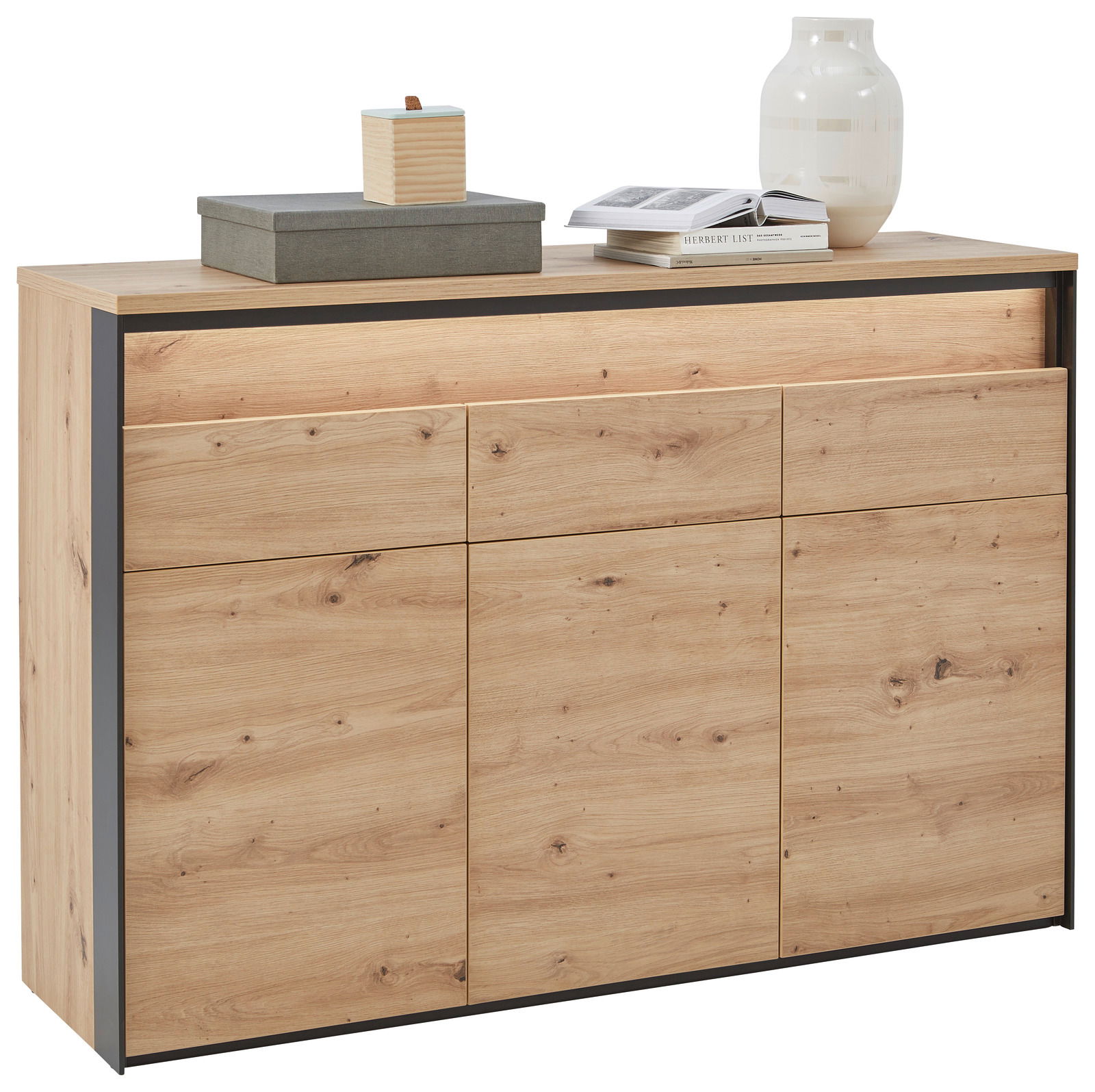 Voleo Sideboard Modernes Sideboard aus Holz mit drei Türen und einer Schublade, dekoriert mit einer Vase, einem Buch und einer Box, in Frontalansicht.