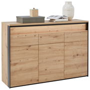 Modernes Sideboard aus Holz mit drei Türen und einer Schublade, dekoriert mit einer Vase, einem Buch und einer Box, in Frontalansicht.