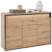Modernes Sideboard aus Holz mit drei Türen und einer Schublade, dekoriert mit einer Vase, einem Buch und einer Box, in Frontalansicht.