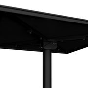 Nahaufnahme eines schwarzen Stehtisches von unten, die Tischplatte und das Gestell sind sichtbar.