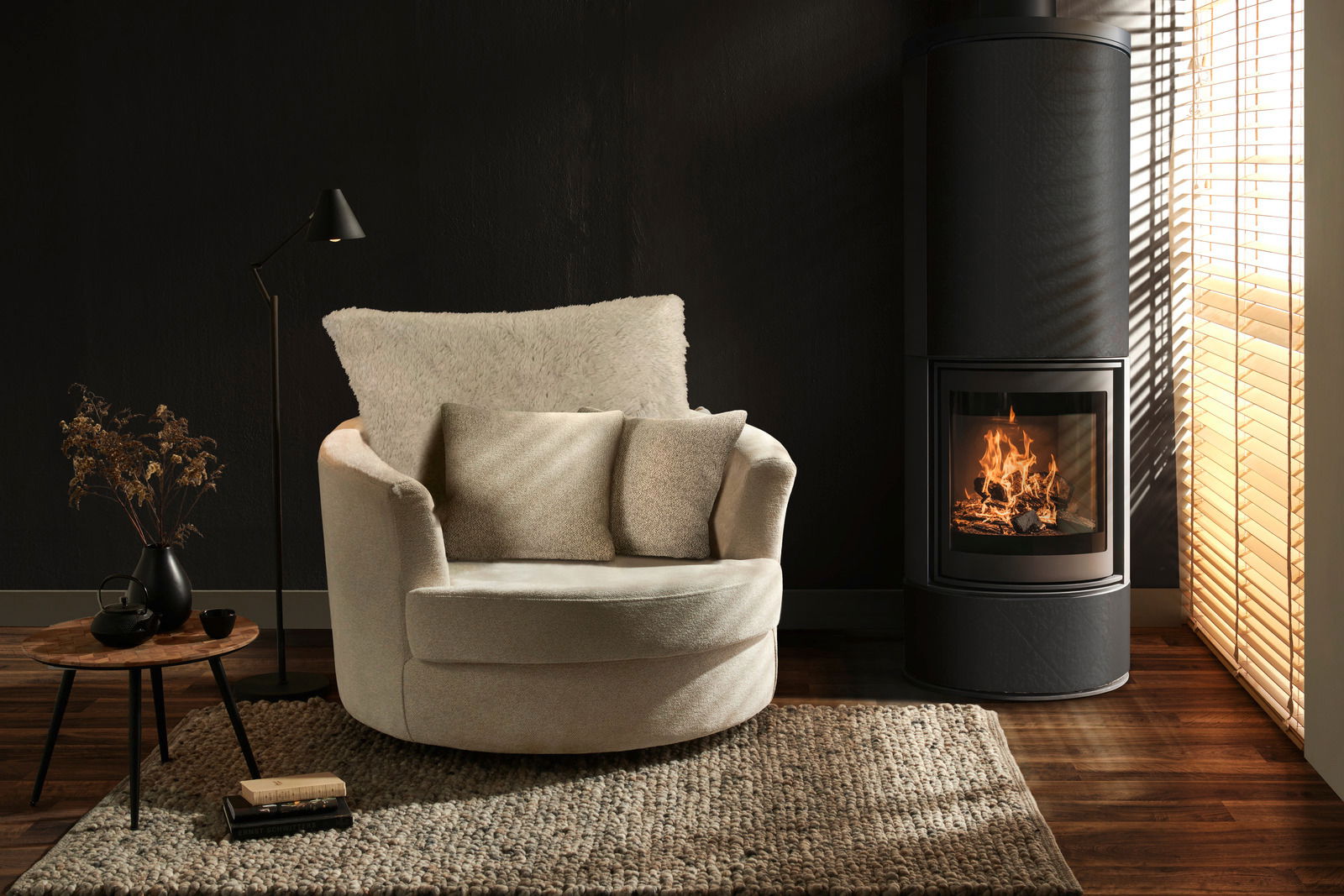 Gemütlicher cremefarbener Sessel mit Kissen, von vorne betrachtet, neben einem modernen Kamin in einem stilvollen Wohnzimmer.