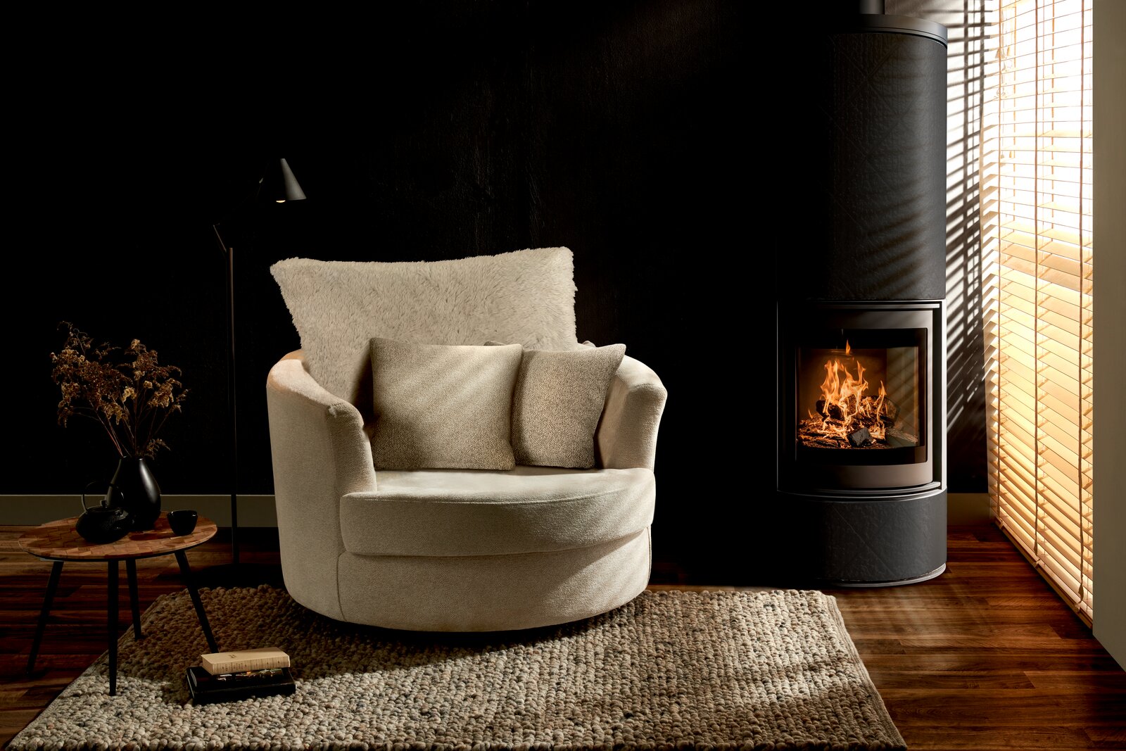 Gemütlicher cremefarbener Sessel mit Kissen, von vorne betrachtet, neben einem modernen Kamin in einem stilvollen Wohnzimmer.