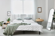 Standspiegel 40x160cm in einem modernen Schlafzimmer, seitliche Perspektive