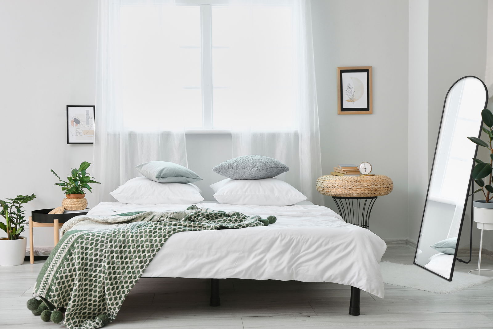 Standspiegel 40x160cm in einem modernen Schlafzimmer, seitliche Perspektive