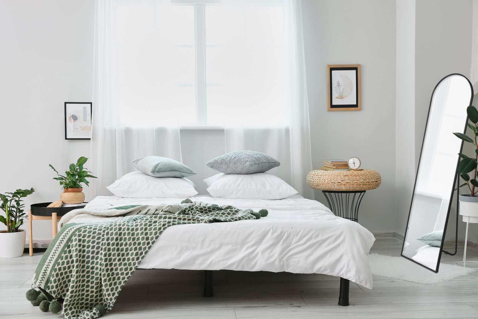 Standspiegel 40x160cm in einem modernen Schlafzimmer, seitliche Perspektive