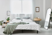 Standspiegel 40x160cm in einem modernen Schlafzimmer, seitliche Perspektive
