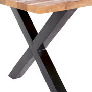 Nahaufnahme eines Esstischs mit schwarzem Metallgestell in X-Form und Holzplatte, seitliche Perspektive.