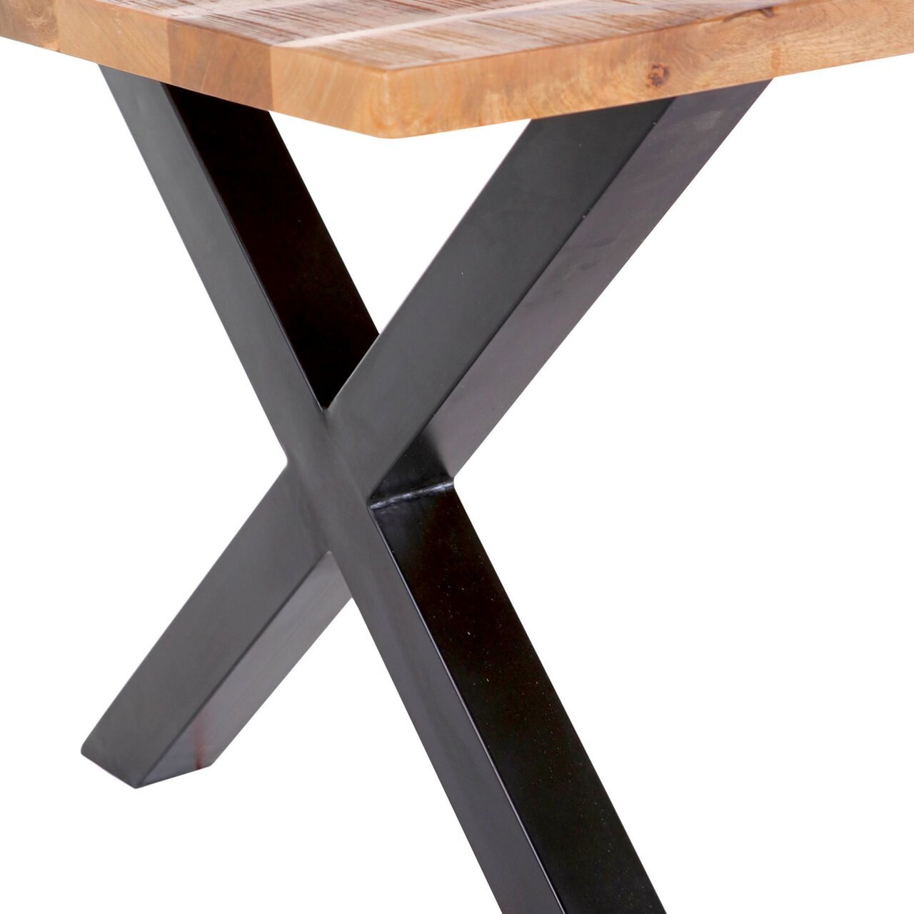 Nahaufnahme eines Esstischs mit schwarzem Metallgestell in X-Form und Holzplatte, seitliche Perspektive.