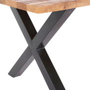 Nahaufnahme eines Esstischs mit schwarzem Metallgestell in X-Form und Holzplatte, seitliche Perspektive.