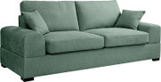 Grünes 2-Sitzer-Stoffsofa mit breiten Armlehnen, zwei Sitz- und Rückenkissen sowie zwei Zierkissen, freigestellt auf weißem Hintergrund, in schräger Frontansicht von links