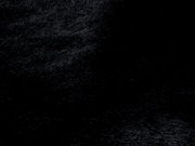 Nahaufnahme eines schwarzen Fellteppichs mit weicher Textur.