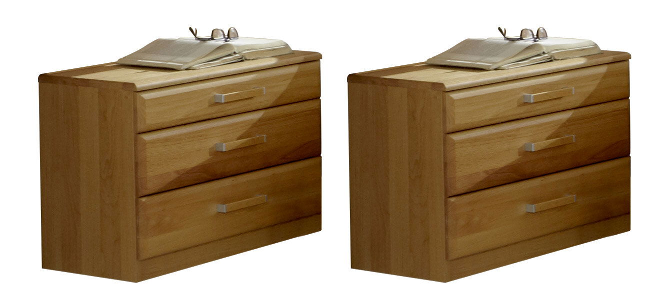 Zwei hölzerne Nachttische mit jeweils drei Schubladen, darauf ein aufgeschlagenes Buch und eine Brille. Perspektive von schräg vorne.