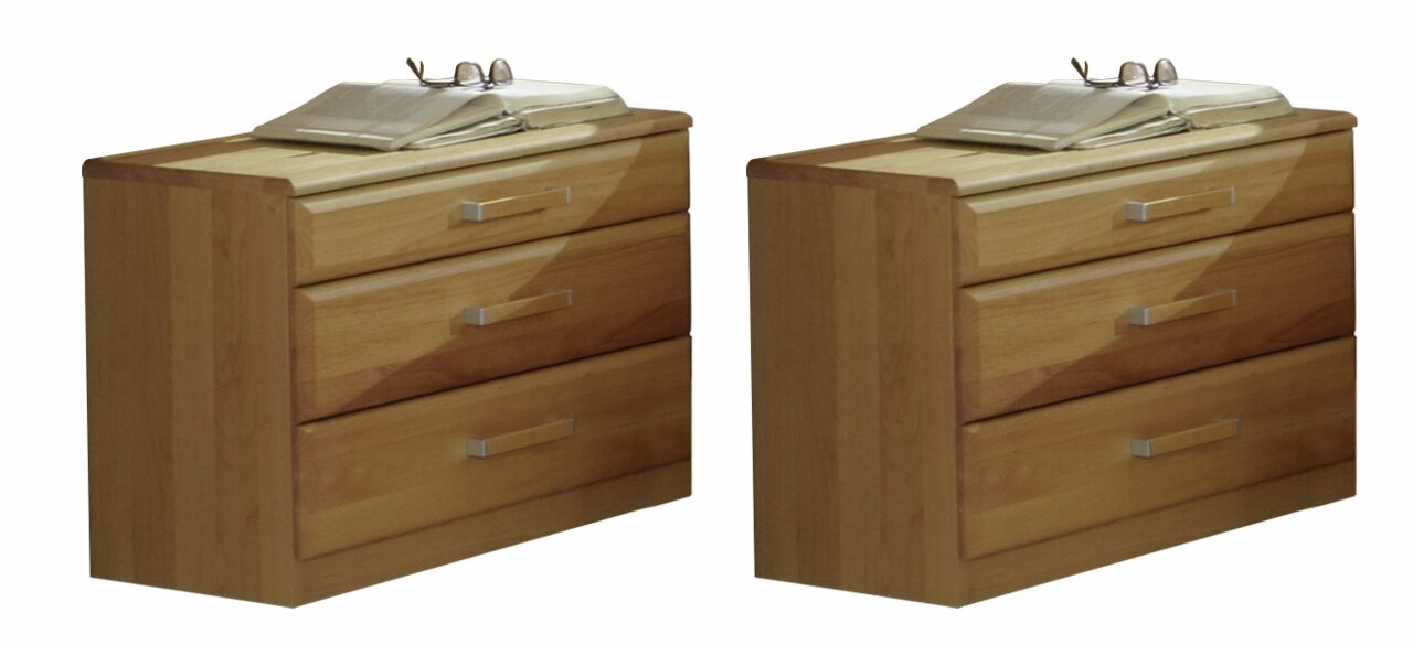 Linea Natura Nachtkonsolen-Paar TREVISO Zwei hölzerne Nachttische mit jeweils drei Schubladen, darauf ein aufgeschlagenes Buch und eine Brille. Perspektive von schräg vorne.