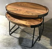 Zweier-Set aus runden Beistelltischen mit Holzplatten und schwarzen Metallgestellen, seitliche Perspektive