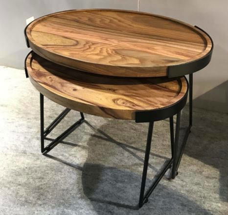 Zweier-Set aus runden Beistelltischen mit Holzplatten und schwarzen Metallgestellen, seitliche Perspektive