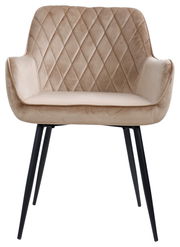 Vorderansicht eines eleganten Armlehnstuhls mit gestepptem, beigem Polster und schwarzen Metallbeinen.