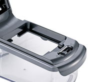 Nahaufnahme eines Zwiebel- und Gemüsewürflers mit schwarzem Rahmen und transparenter Auffangbox, von oben betrachtet.