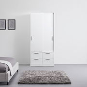 Weißer Schiebetürenschrank mit zwei Türen und vier Schubladen, frontal fotografiert in einem modernen Schlafzimmer.