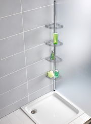 Edelstahl Teleskop-Eckregal in einer Duschkabine, von oben fotografiert, mit mehreren Ablagen für Duschutensilien.