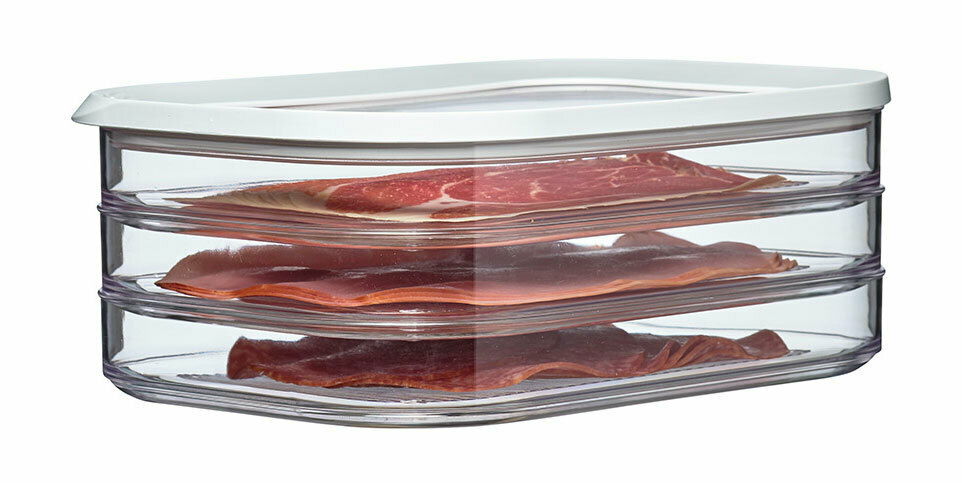 Transparente Kühlschrankdose Modula mit weißem Deckel, gefüllt mit Aufschnitt, seitliche Perspektive.