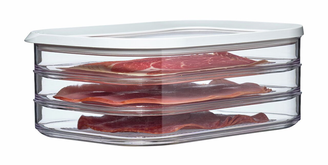 Transparente Kühlschrankdose Modula mit weißem Deckel, gefüllt mit Aufschnitt, seitliche Perspektive.