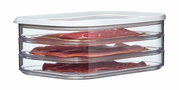 Transparente Kühlschrankdose Modula mit weißem Deckel, gefüllt mit Aufschnitt, seitliche Perspektive.