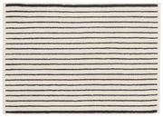 Badematte mit schwarzen horizontalen Streifen auf weißem Hintergrund, Draufsicht