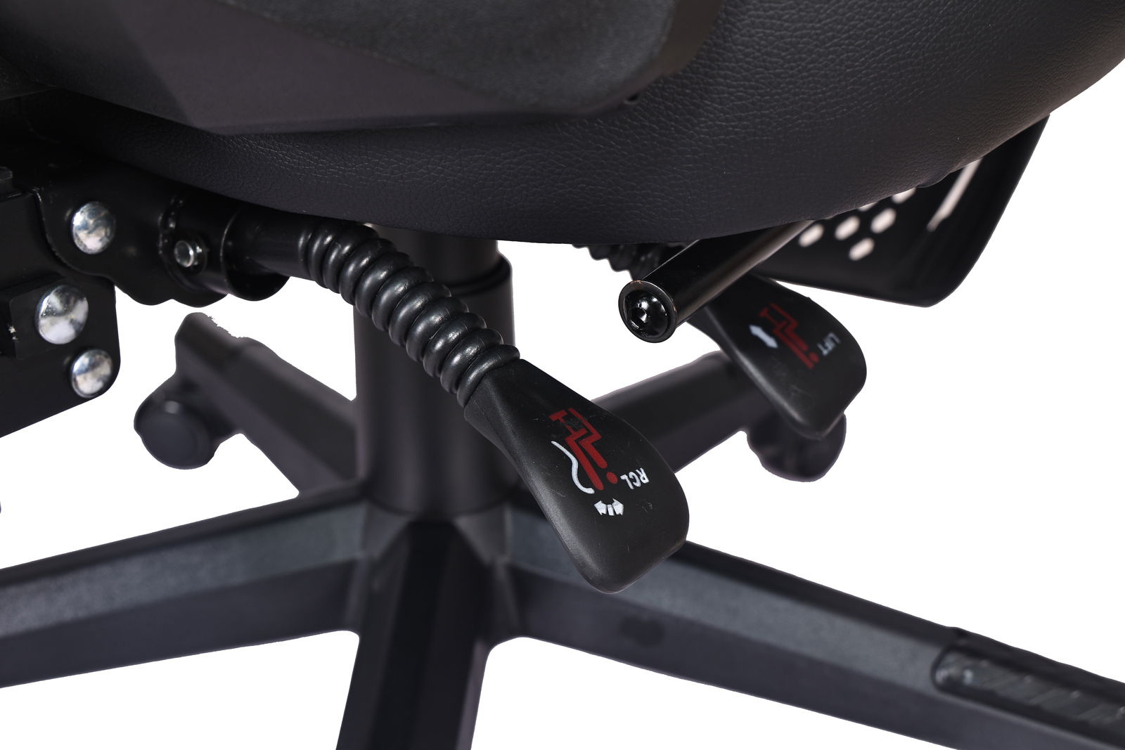 Nahaufnahme der Unterseite eines Gaming-Stuhls mit Hebeln zur Höhenverstellung und Neigung, seitliche Perspektive