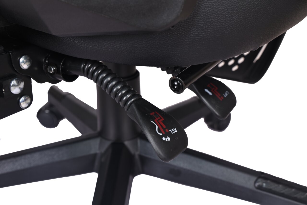 Nahaufnahme der Unterseite eines Gaming-Stuhls mit Hebeln zur Höhenverstellung und Neigung, seitliche Perspektive