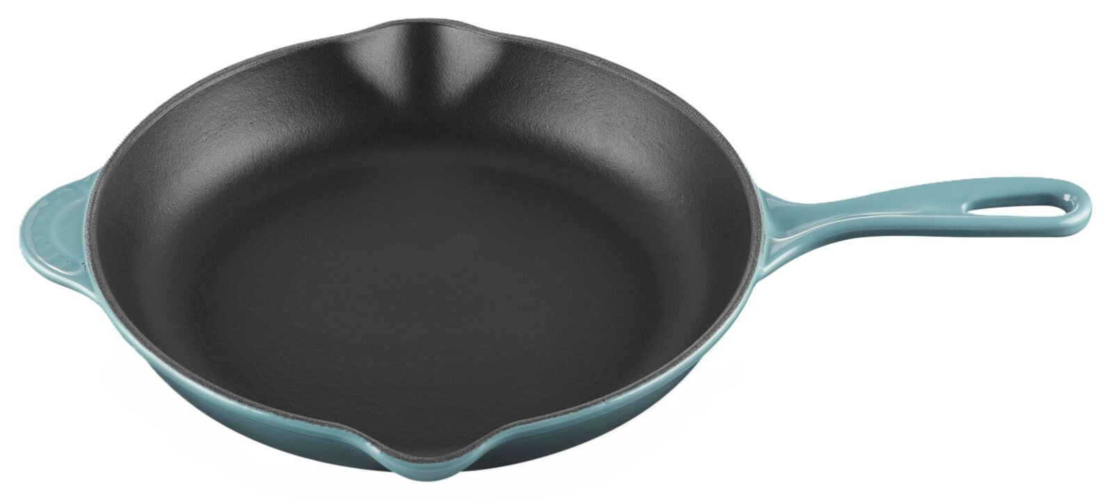 LE CREUSET Pfanne 26cm Tradition OCEAN Türkis emaillierte Gusseisenpfanne mit schwarzer Bratfläche, Ausgießern, langem Griff und Gegengriff, schräg von oben dargestellt