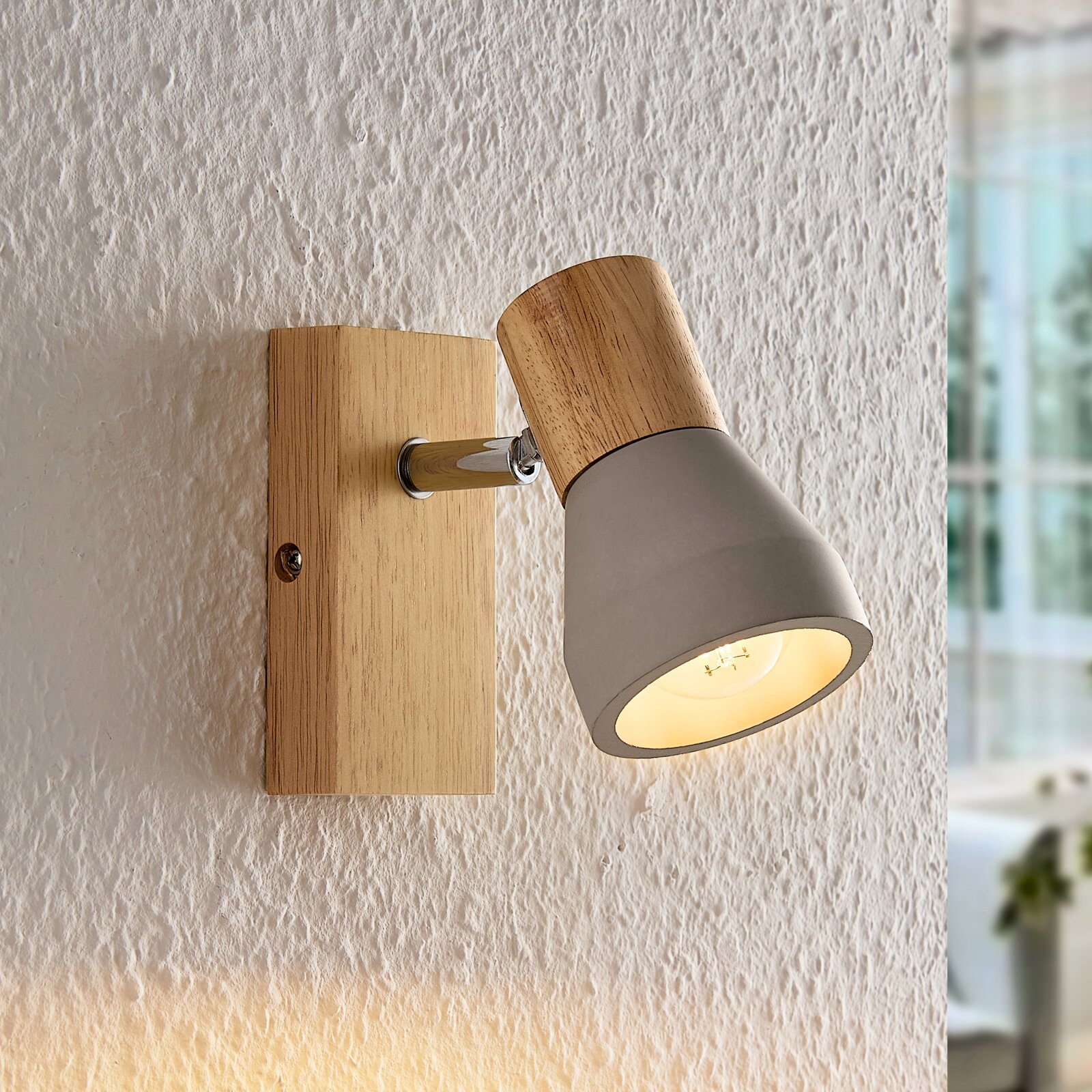 Wandleuchte mit Holz- und Metallelementen, seitliche Perspektive