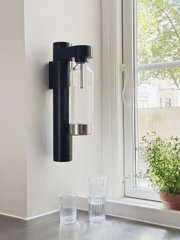 Wandmontierter Wassersprudler in einer modernen Küche, seitliche Perspektive.
