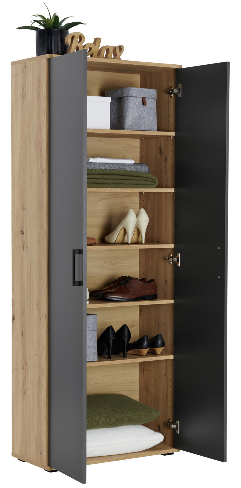 Offener XL-Schuhschrank mit Holzkorpus und grauen Türen, gefüllt mit Schuhen, Decken und Aufbewahrungsboxen, aus frontaler Perspektive.