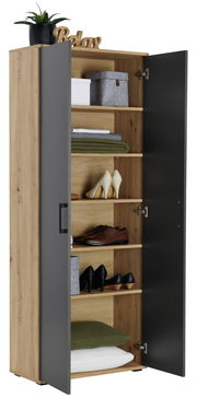 Offener XL-Schuhschrank mit Holzkorpus und grauen Türen, gefüllt mit Schuhen, Decken und Aufbewahrungsboxen, aus frontaler Perspektive.