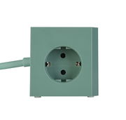 Grüner Steckdosenwürfel mit einer Steckdose, frontal abgebildet.
