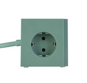 Grüner Steckdosenwürfel mit einer Steckdose, frontal abgebildet.