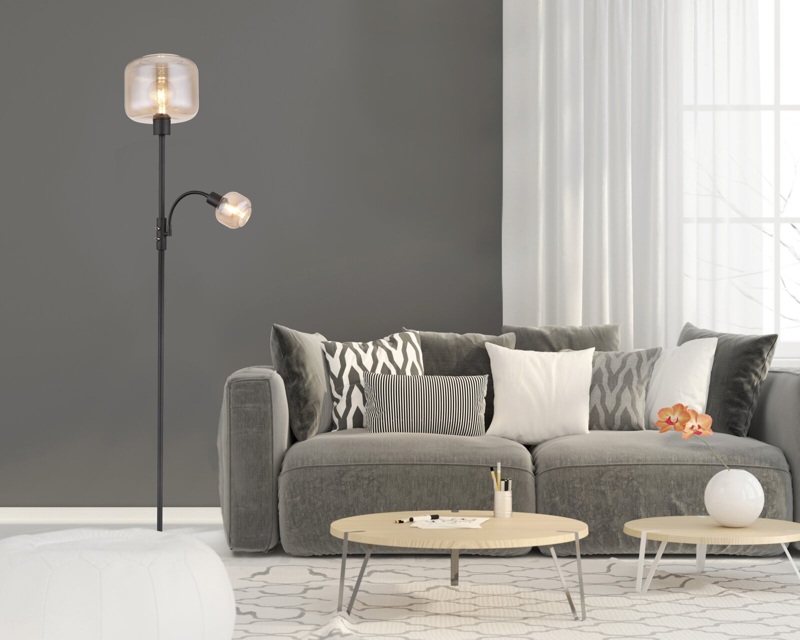 Moderne Stehleuchte mit zwei Leuchtkörpern in einem stilvollen Wohnzimmer, seitliche Perspektive.