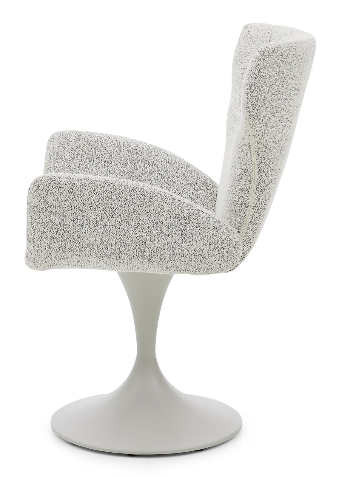 Seitenansicht eines modernen Armlehnstuhls mit weißem, strukturiertem Stoffbezug und einem eleganten, grauen Tulpenfuß.