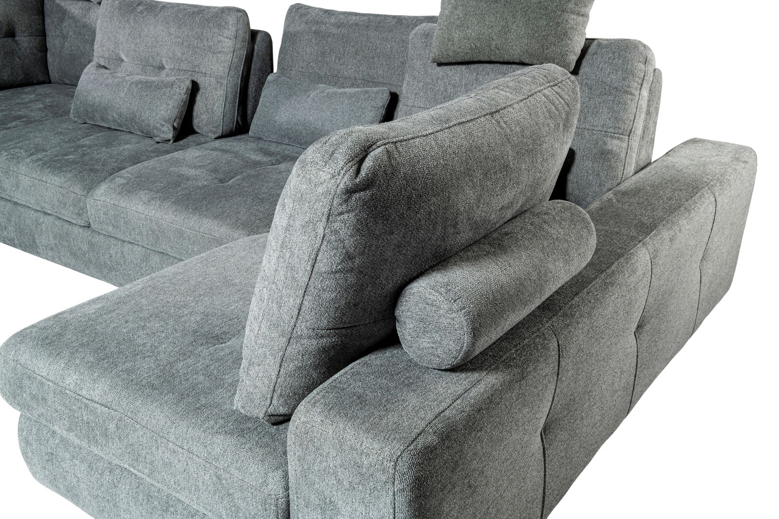Graues Ecksofa mit Kissen und Polsterrollen, Perspektive von der Seite