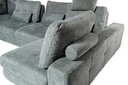 Graues Ecksofa mit Kissen und Polsterrollen, Perspektive von der Seite