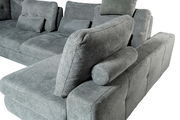 Graues Ecksofa mit Kissen und Polsterrollen, Perspektive von der Seite