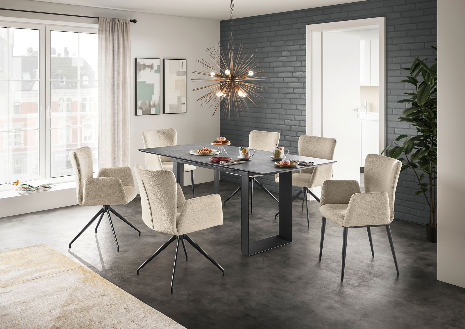 Esszimmer mit sechs beigen Armlehnstühlen um einen rechteckigen Tisch, moderne Hängelampe und große Fenster im Hintergrund, seitliche Perspektive.