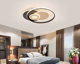 Moderne LED-Deckenleuchte mit kreisförmigem Design in einem stilvollen Schlafzimmer, Perspektive von unten.