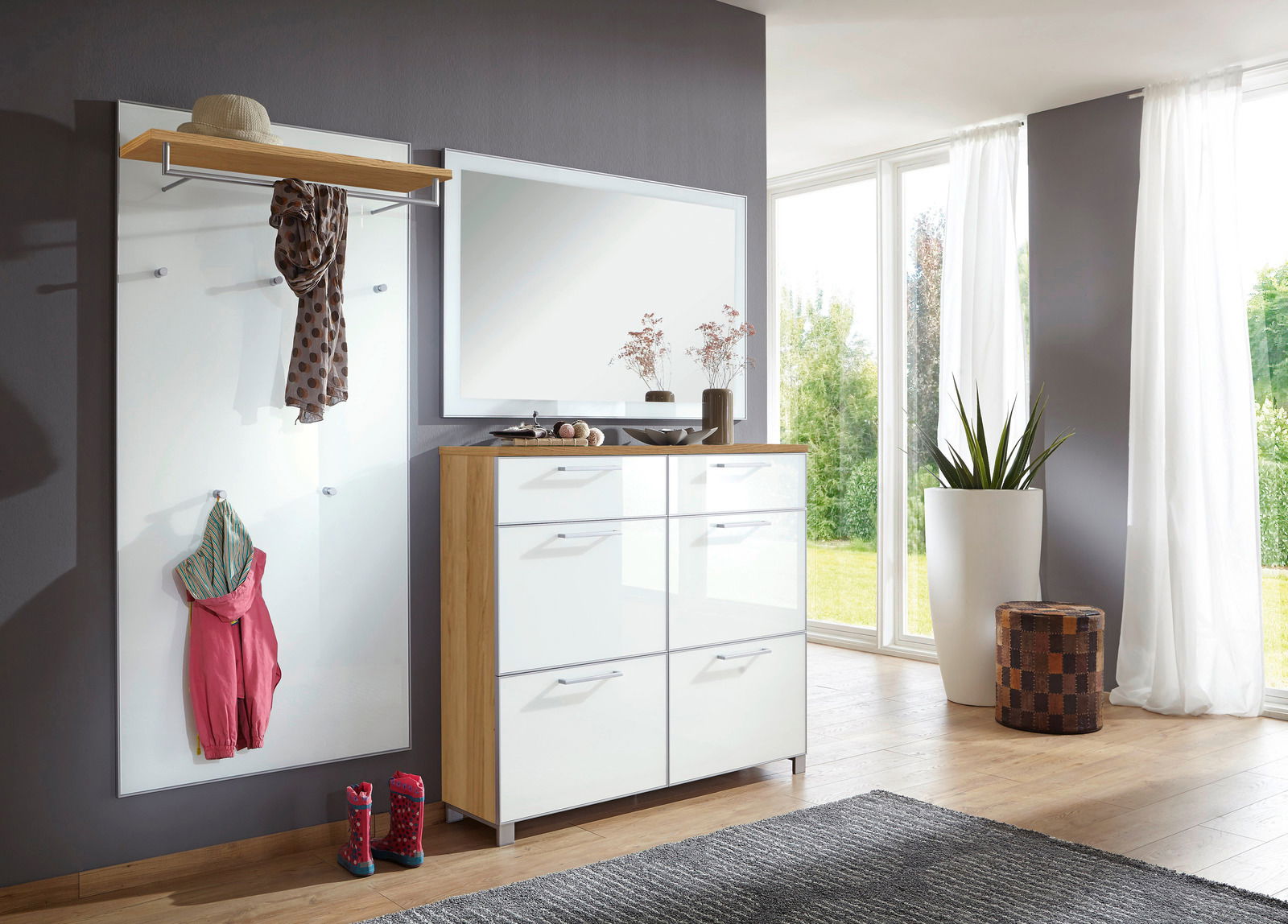 Garderoben-Set 3-tlg. in modernem Design mit Spiegel, Hakenleiste und Schuhschrank, seitliche Perspektive