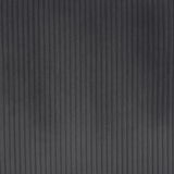 Nahaufnahme eines dunkelgrauen, gerippten Stoffes in vertikaler Perspektive