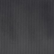 Nahaufnahme eines dunkelgrauen, gerippten Stoffes in vertikaler Perspektive