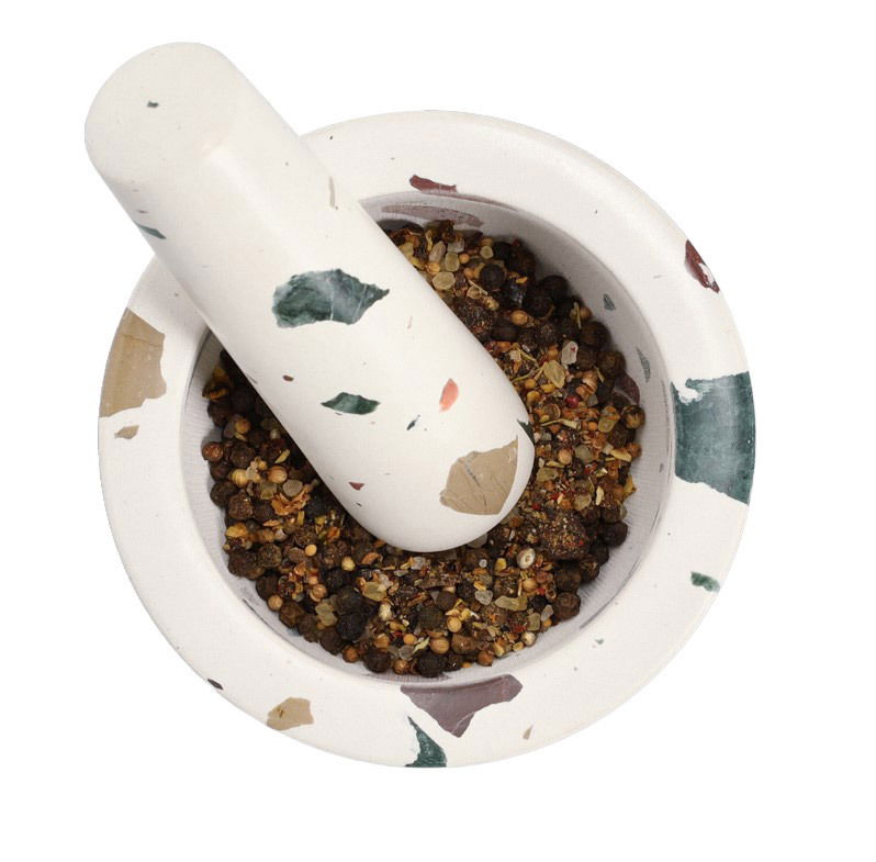 Mörser & Stößel-Set aus Terrazzo mit Gewürzen, Ansicht von oben